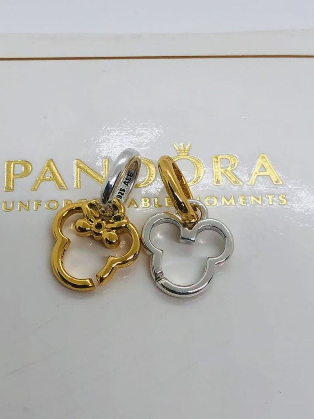 Pandora Disney Mickey Mouse & Minnie Mouse Splittable Dangle Charm - Picture 3 of 4